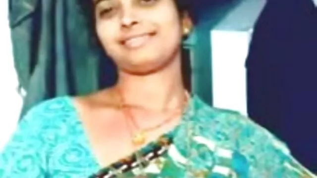 వోరిష్ నల్లటి జుట్టు గల యువకుడు సెక్స్ వీడియో దెంగులాట వెనుక నుండి ఇబ్బంది పెట్టడానికి కారు హుడ్‌పైకి వంగి ఉన్నాడు